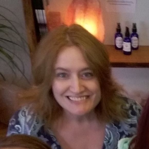 Meet your Posher, Nicole - Picture 1 of 1